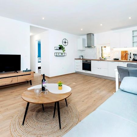 Otto Apartment With Sea View And Parking Ровінь Екстер'єр фото