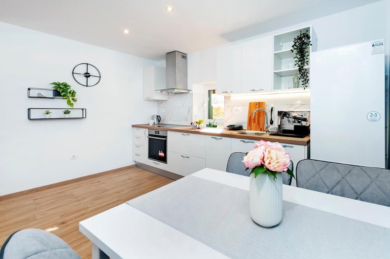 Otto Apartment With Sea View And Parking Ровінь Екстер'єр фото