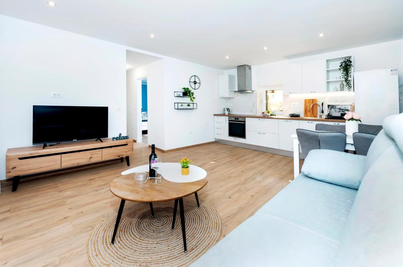 Otto Apartment With Sea View And Parking Ровінь Екстер'єр фото