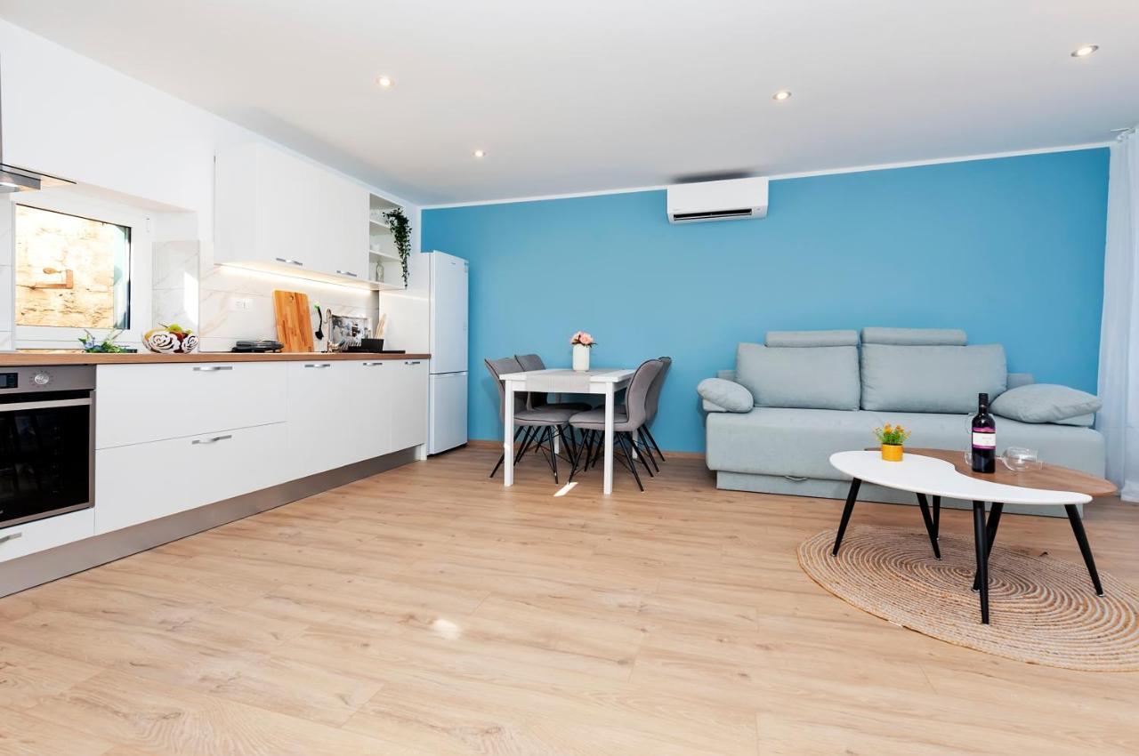 Otto Apartment With Sea View And Parking Ровінь Екстер'єр фото
