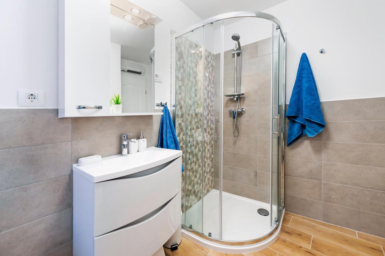 Otto Apartment With Sea View And Parking Ровінь Екстер'єр фото