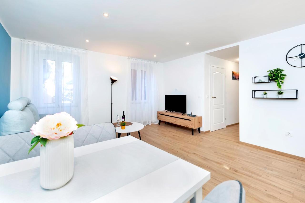 Otto Apartment With Sea View And Parking Ровінь Екстер'єр фото